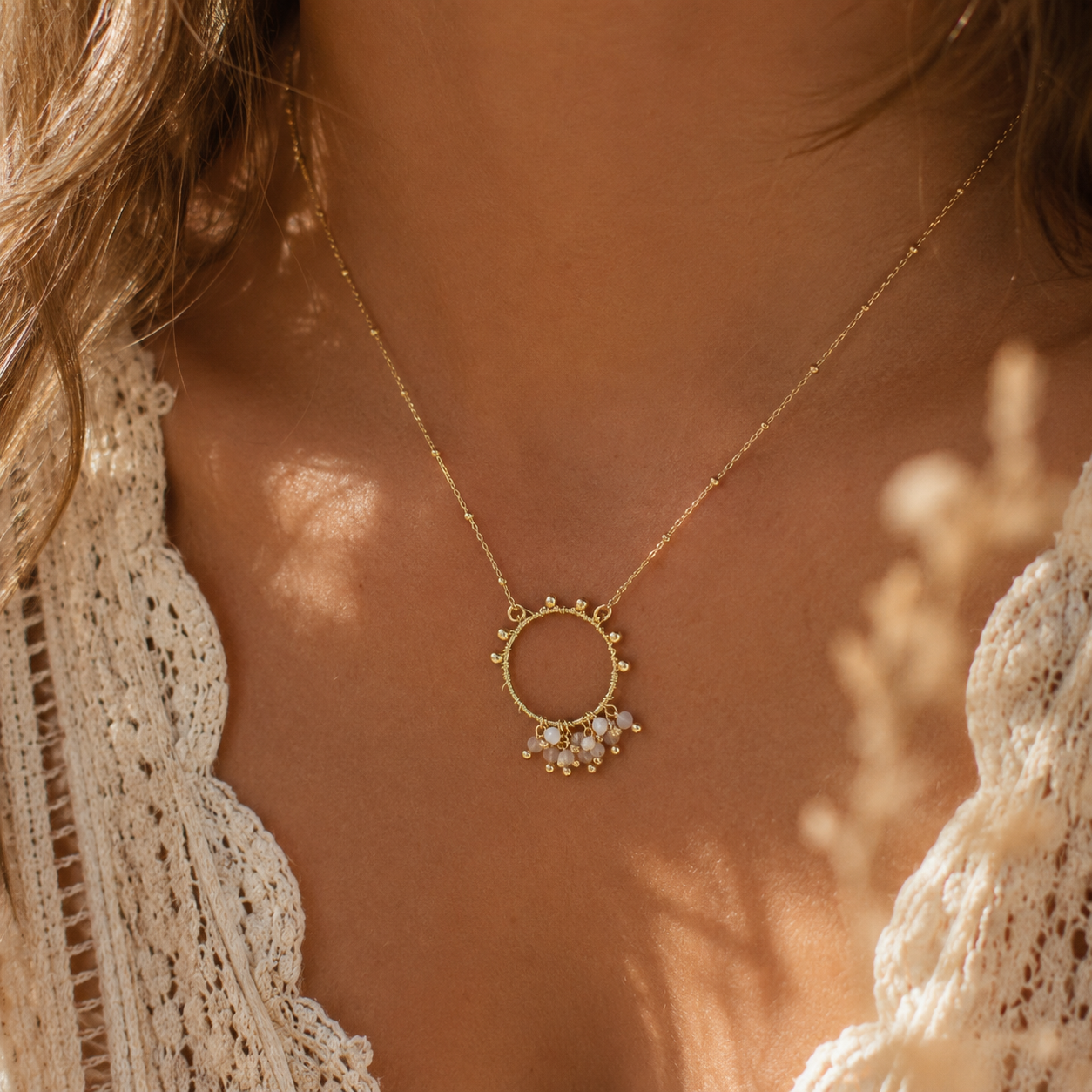 Collier Chaîne Satellite Pendentif Cercle Agate Blanche Doré